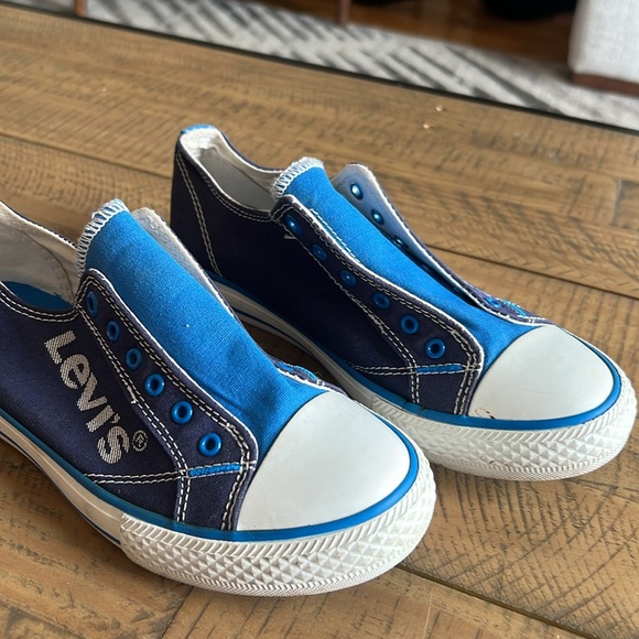 Levi’s Slip On - Size 4 - Picture 2 of 8